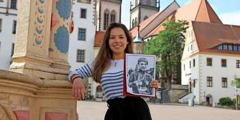 Elisabeth Beier mit ihrer Arbeit für den Geschichtswettbewerb auf dem Oschatzer Neumarkt